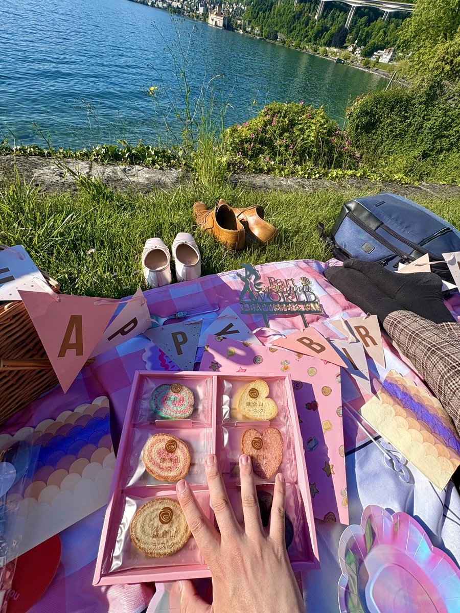 ranmermaid's tweet photo. 湖のほとりでピクニック🏞️
鎌倉山のラブリーラスクと共に😆 https://t.co/SScpOEpGuP