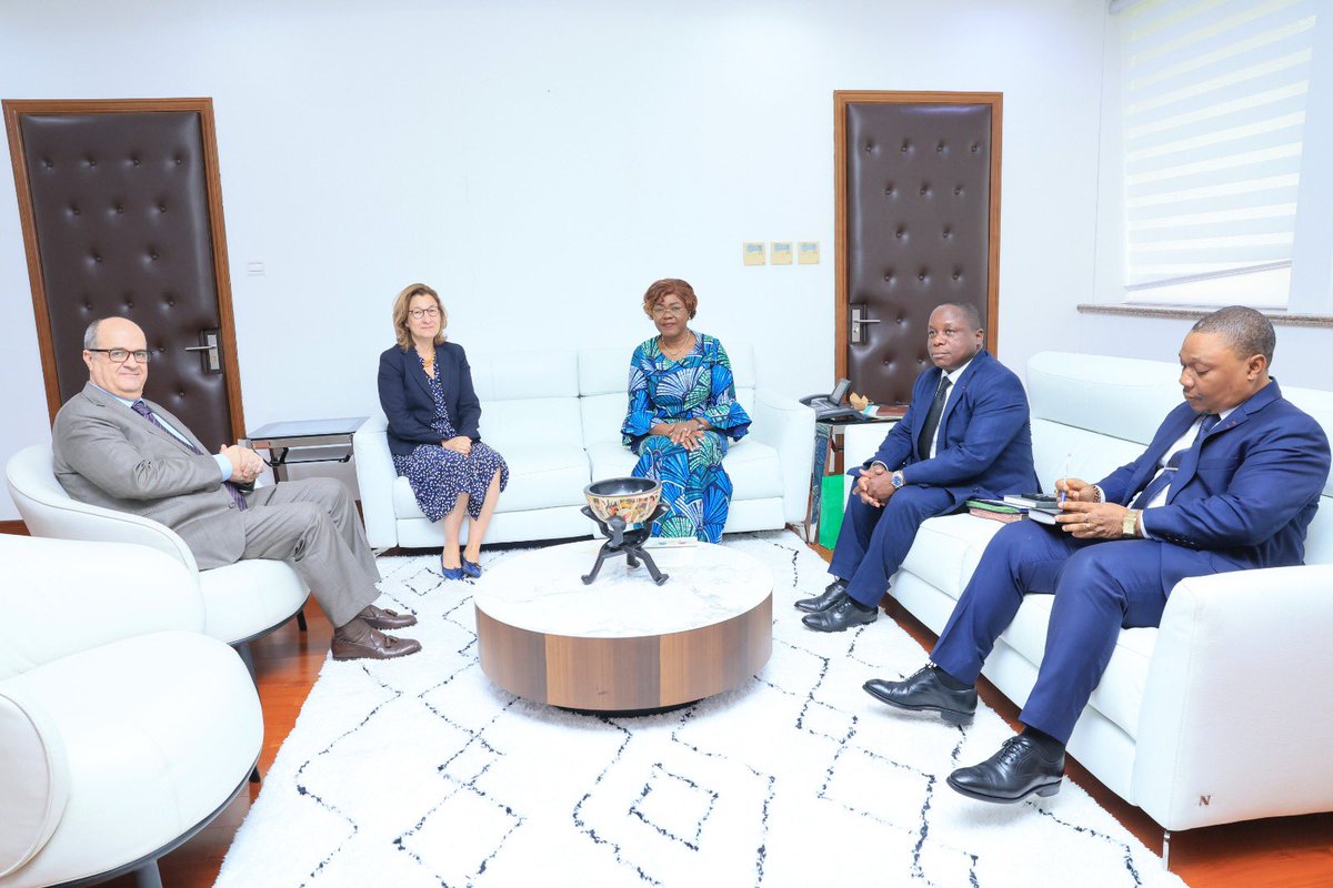 CI_Diplomatie's tweet photo. Madame Nialé KABA, Ministre d’État, Ministre des Affaires étrangères et de la Coopération internationale, a accordé une audience à Mme Rita Laranjinha, Envoyée spéciale du Portugal pour l’Afrique. Au menu des échanges le renforcement de la coopération des deux pays.
#maeci https://t.co/A3MptrzSw5