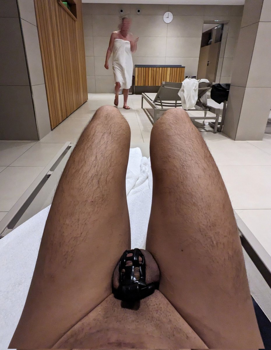 teamj688's tweet photo. Relaxing with my cage https://t.co/JlknuK328c