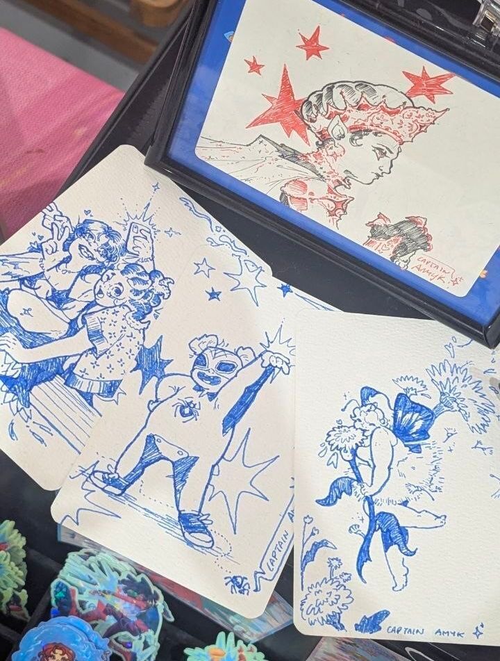 captainamyk's tweet photo. ⋆𐙚 ̊. NOS VEMOS EN @FREAKCON ESTE FINDE⋆.𐙚 ̊⋆. 

⤷ ゛CATÁLOGOˎˊ˗ 
Checkeen mi tienda y pasen por mis MDs si queréis que os reserve algo! https://t.co/DJ7ziMorgs 

⤷ ゛ENCARGOSˎˊ˗ 
Tengo encarguitos a 50 EUR os lo puedo hacer In-Situ o podéis encargarlos y recogerlos allí! https://t.co/vSDr1si2zm