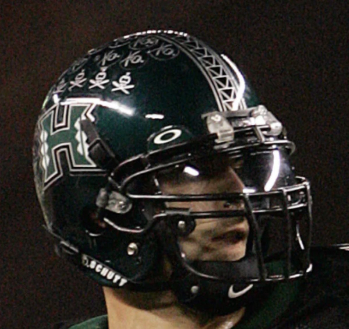 WarriorAccess's tweet photo. Should #HawaiiFB bring back award stickers  on helmets or keep it clean? https://t.co/u2HenluHXP
