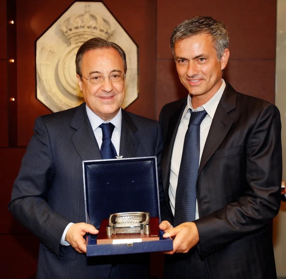 TendenciasDepor's tweet photo. "Las condiciones de Mou"

Porque estas son las 10 condiciones que Florentino Pérez tuvo que aceptar para que llegue "THE SPECIAL ONE": 

1️⃣  Contrato por DOS AÑOS. 

2️⃣ Se limitaría a hablar ante la Prensa como entrenador y le ha pedido al club a que para hablar de otras cuestiones se decida otro portavoz.

3️⃣ Ninguna imposición en sus alineaciones, él decidirá quien juega partido a partido 

4️⃣ Llegará con su staff propio y tal vez permita la continuidad de ÁLVARO ARBELOA. 

5️⃣ Pintus, a la calle: los problemas físicos que arrastra el Real Madrid en estas dos últimas temporadas son intolerables en un equipo de élite y sólo quiere rodearse de personal de su máxima confianza.

6️⃣ José Mourinho quiere tener hilo directo con los servicios médicos del club e imponer el protocolo de segunda opinión en todos los casos en que el jugador lo proponga, para evitar que estos episodios se repitan.

7️⃣ SIETE JUGADORES abandonarán el Real Madrid en el PRÓXIMO MERCADO DE PASES. 

8️⃣ José Mourinho ha exigido tener como interlocutor único al presidente, NO HABRÁ NADIE ENTRE MEDIO DE ELLOS DOS.

9️⃣ Exigió que haya menos giras amistosas para centrarse de lleno en la pretemporada y luego en las competiciones.

🔟 Todas estas condiciones son un pack y son innegociables. Si una falla, la respuesta es NO. Así que el Real Madrid deberá aceptarlas todas para que Mourinho se convierta en su entrenador.