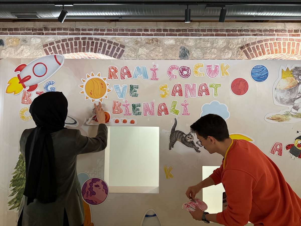 aakultursanat's tweet photo. 📚 Rami Çocuk ve Sanat Bienali'ndeki "Kitabın Serüveni" sergisi, kitabın mutfağını ziyaretçilere açıyor 

🎨 Bienalin "Resimli Çocuk Kitapları" teması çerçevesinde hazırlanan sergi, 15 Haziran'a kadar ücretsiz olarak ziyaret edilebilecek
https://t.co/5JaYUTQE5l https://t.co/gkJAKCFMDg