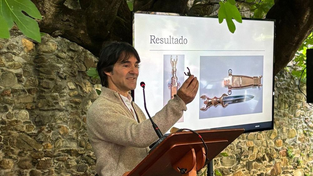 Infobierzo's tweet photo. Un vecino de Villafranca del Bierzo descubre en su huerta una empuñadura Astur con más de 2.700 años de historia oculta  📜 🪏 @villafrancadb @AytoPonferrada #ponferrada #bierzo #astures #celtas #historia 
https://t.co/iRXtTrhnAK https://t.co/dofDd1SUg9