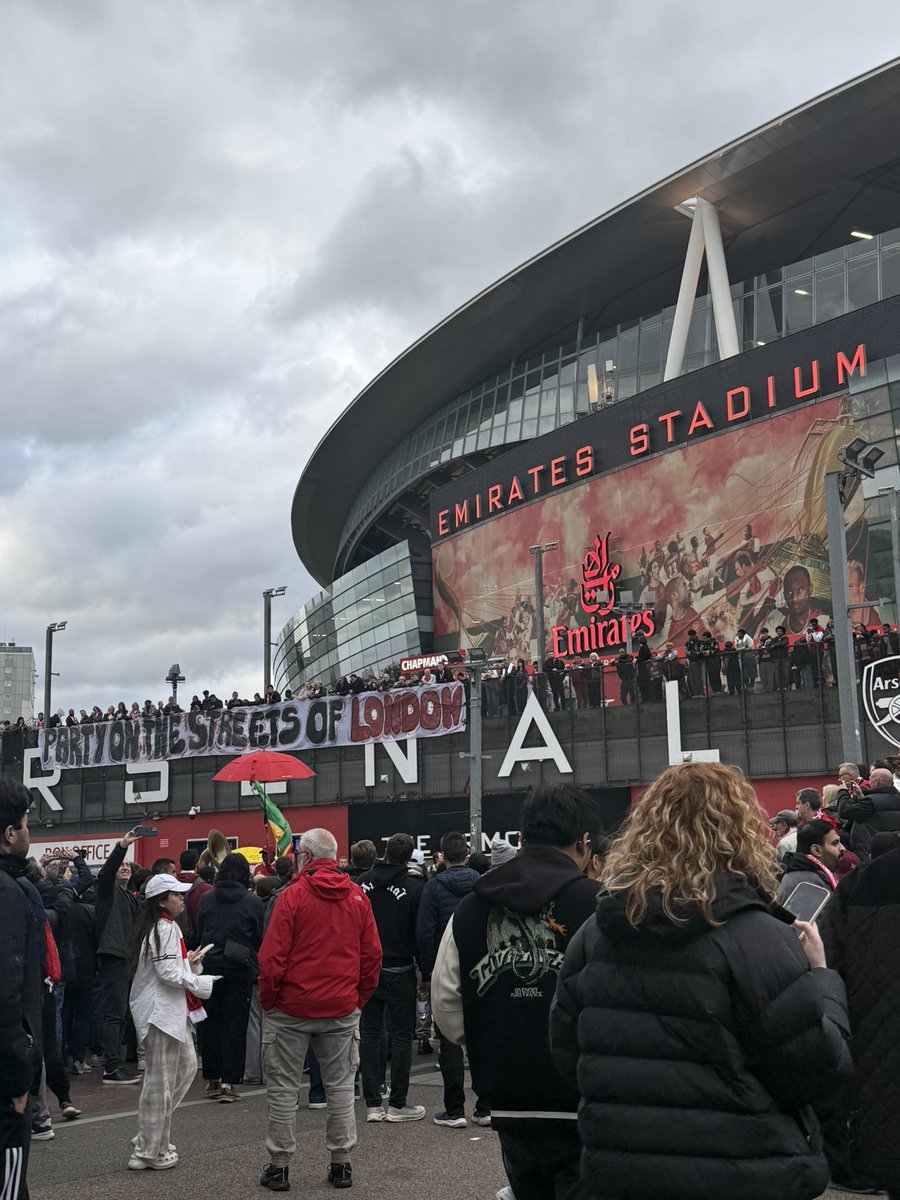 TaZRahman7's tweet photo. PARTY ON THE STREETS OF LONDON BABYYYY โฅ๏ธ๐ฅณ @Arsenal FEELING HOT HOT HOTโฆ๐ #UTA #COYG #ATID https://t.co/5gRCyChNrZ