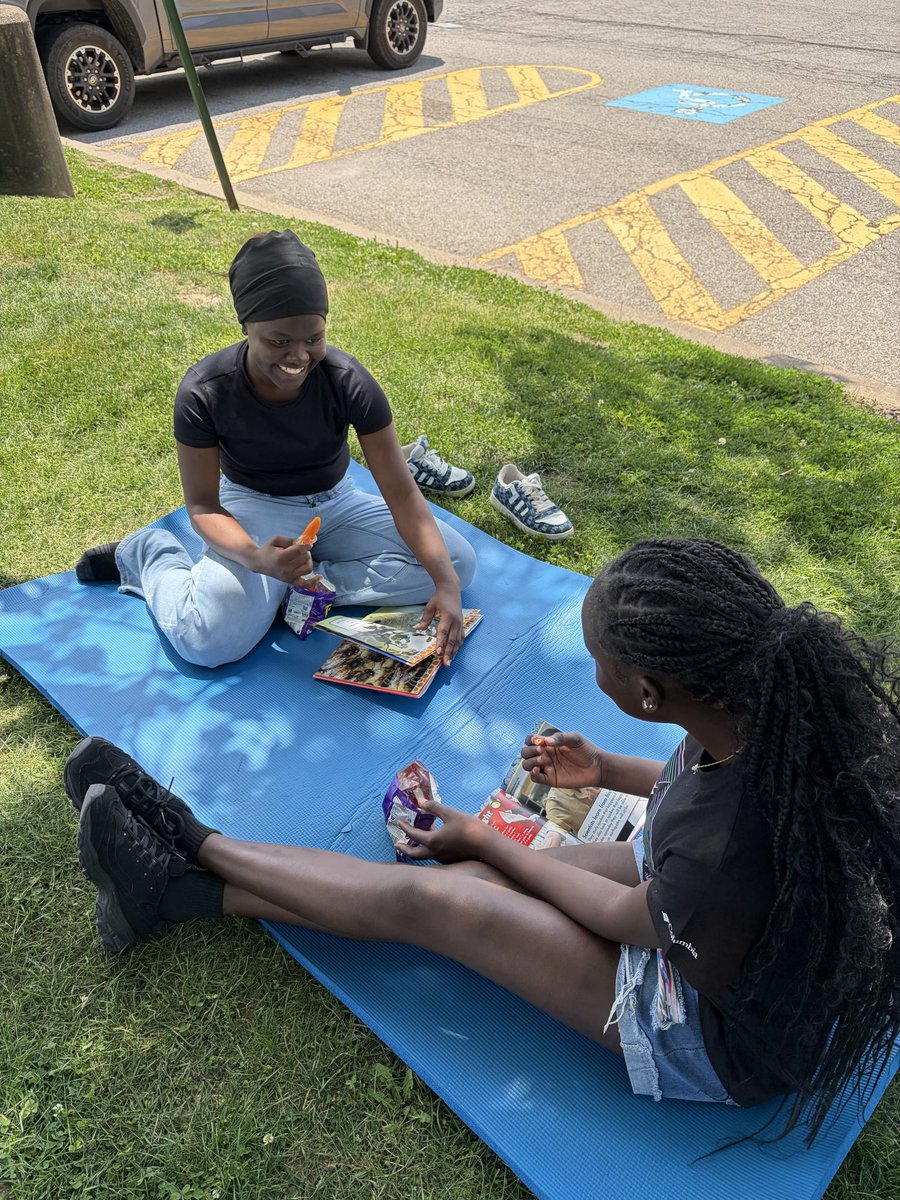 BHS_ESL's tweet photo. It was a beautiful day for a Popsicle Reading Party! ☀️📚🍭 Bonus treat: we were joined by a guest parent who got to read with us. Such a fun afternoon of stories, sunshine, and smiles! @bwhitfield23 @mrswells_BWSD @BHSActivities https://t.co/MEsoJwn155