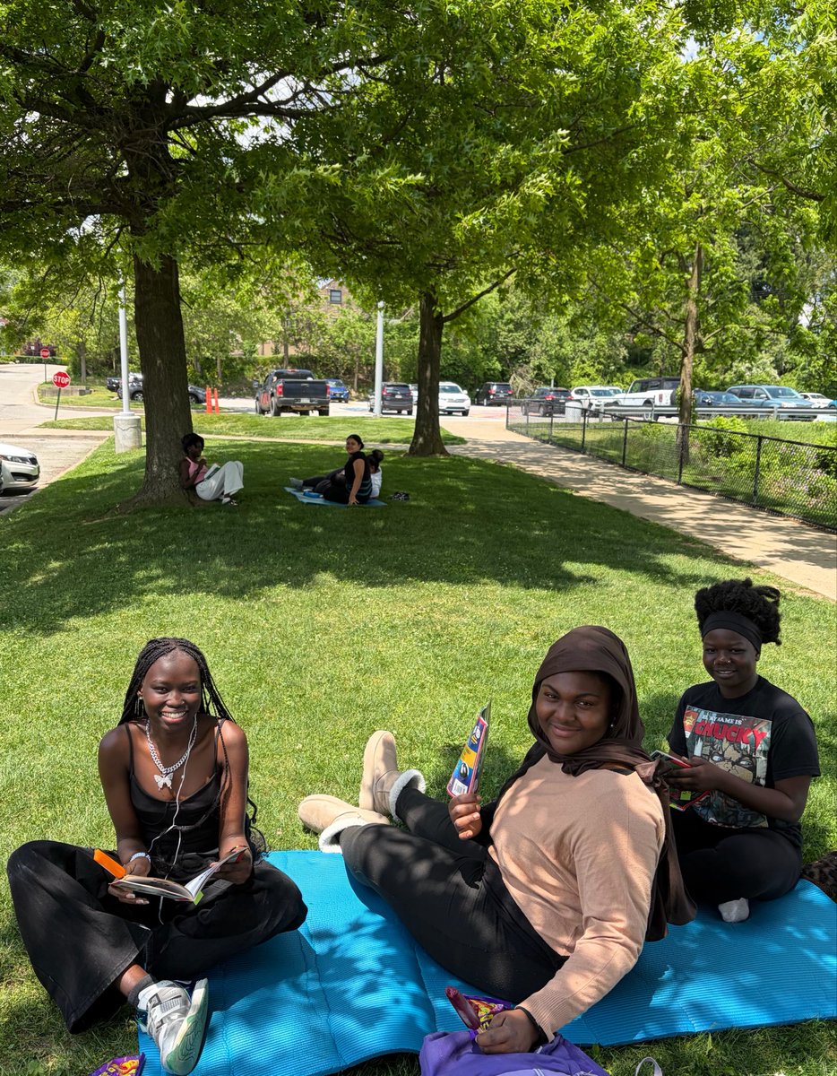 BHS_ESL's tweet photo. It was a beautiful day for a Popsicle Reading Party! ☀️📚🍭 Bonus treat: we were joined by a guest parent who got to read with us. Such a fun afternoon of stories, sunshine, and smiles! @bwhitfield23 @mrswells_BWSD @BHSActivities https://t.co/MEsoJwn155