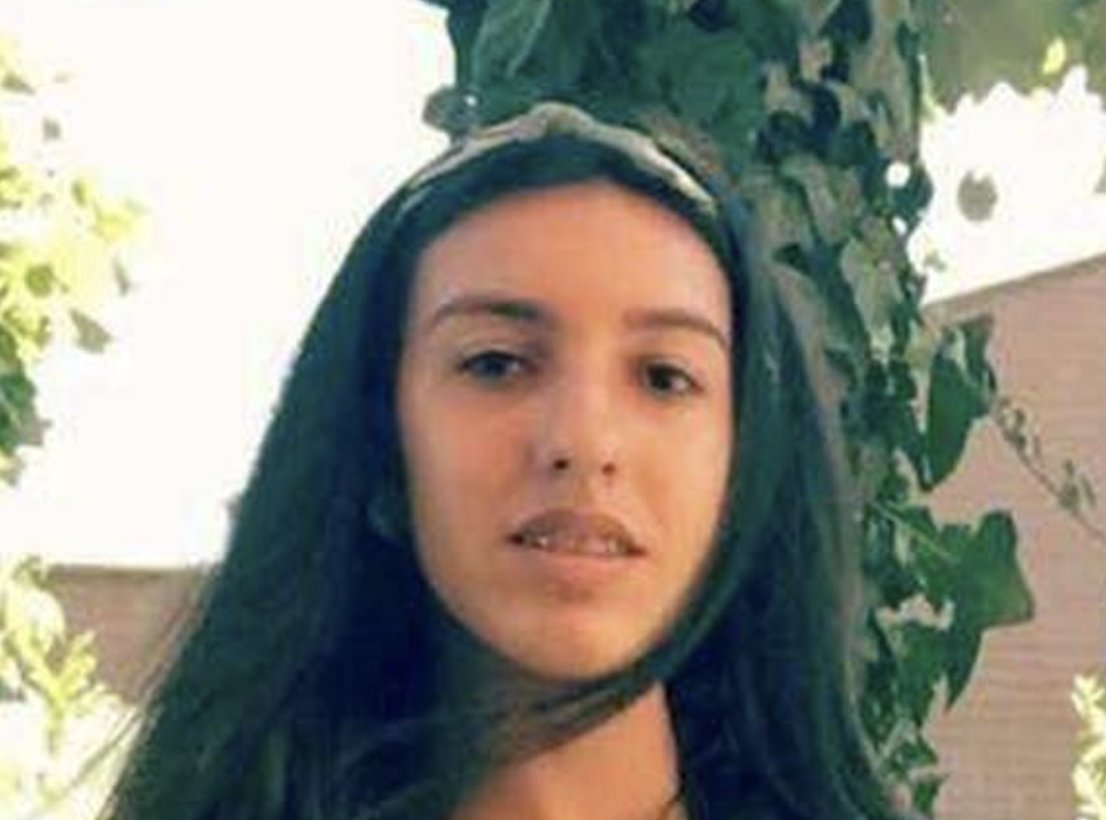 ChLECHEVALIER's tweet photo. DÉSIRÉE MARIOTTINI, 16 ans.
           (POUR L'ÉTERNITÉ...)

À Rome, au soir du 17 octobre 2018, Desirée Mariottini, 16 ans, a été droguée à mort par une poignée de migrants en situation irrégulière.

Ensuite, Mamadou Gara (26 ans), Brian Minteh (43 ans), sénégalais, accompagnés d' Alinno Chima, 40 ans, nigérian, et de Yusif SALIA, gambien, l'ont violée à multiple reprises pendant qu'elle agonisait de surdose....

Bien que les juges de la Cour de cassation italienne considèrent qu'il ne fait aucun doute que «les accusés étaient conscients de l'état d'extrême faiblesse psychophysique de la mineure avant de mourir, ils ont réduit la peine de Mamadou Gara, initialement condamné à perpétuité...

Aujourd'hui, sans la présence toxique de Mamadou Gara, de Brian Minteh, d'Alinno Chima et de Yusif SALIA, 
           DÉSIRÉE MARIOTTINI aurait 24 ans...