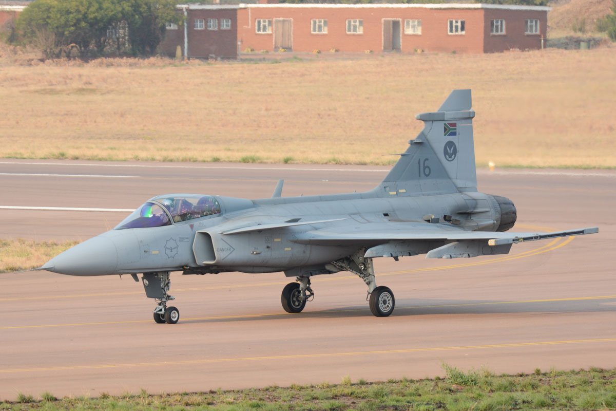 deadsnake_w's tweet photo. @GovernmentZA Fucking AGAIN !?, can't you muppets see that is a fucking F15E Strike Eagle from the United State Air Force. 
Why not use this picture of SN 16 JAS39D Grippen ??? https://t.co/KdZV58589d