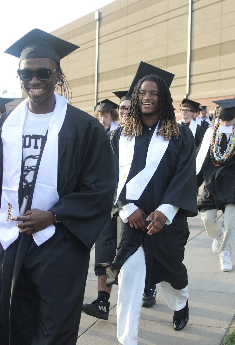 DezephenWalker's tweet photo. I am Thankful and Blessed to have officially graduated! These past 4 years have been a long journey and a testimony to my life. I am forever grateful for my opportunities and the people i've meet along the way. On to the next chapter! 🖤💯 #AGTG https://t.co/ymH586pY7i