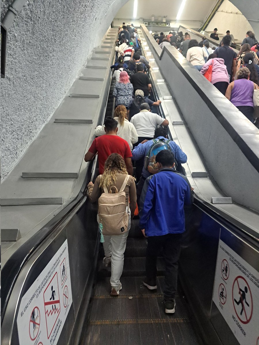 dany_kee's tweet photo. @MetroCDMX una semana lleva que no sirven las escaleras eléctricas de Miguel Angel de Quevedo, hay gente mayor que se agita ¿Cuándo lo harán? https://t.co/ZzX93bU1xc