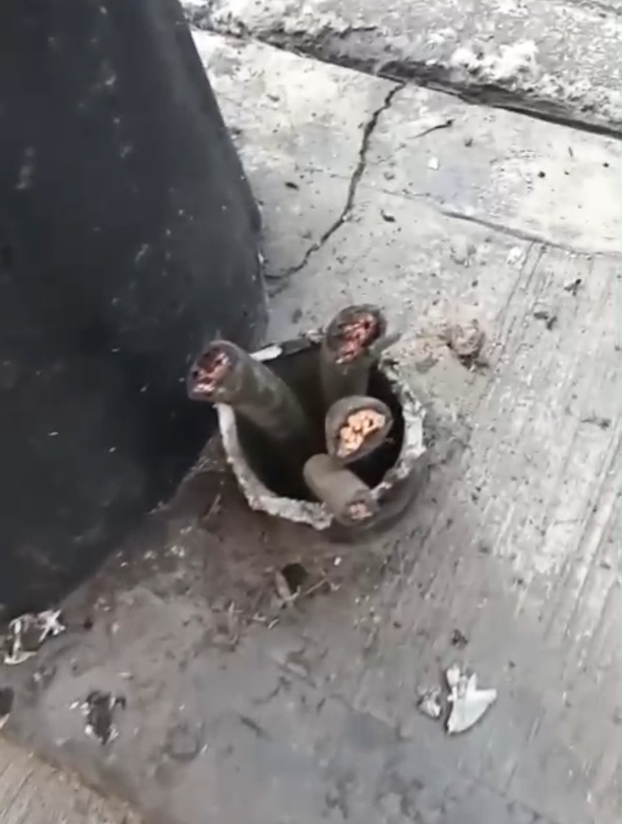 Luminikta's tweet photo. @AccionesBJ @BJAlcaldia @CFEmx @CFE_Contigo @LuisMendozaBJ Dice nuestro alcalde que ha mejorado la seguridad en la alcaldía  Ahora se están robando los cables de cobre y dejan a los edificios sin luz. Esto pasó en la madrugada, en la calle de Adolfo Prieto, cerca del eje 6. https://t.co/K3T5LjU8EX