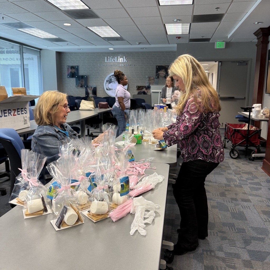 LifeLinkGA's tweet photo. Our ambassadors showed up and made a big impact, helping us pack s’mores and prep for Donate Life Month. We couldn’t have asked for s’more support as we got ready to spread awareness 💚

#LifeLinkGA #DonateLifeMonth https://t.co/rgeWLxouIw