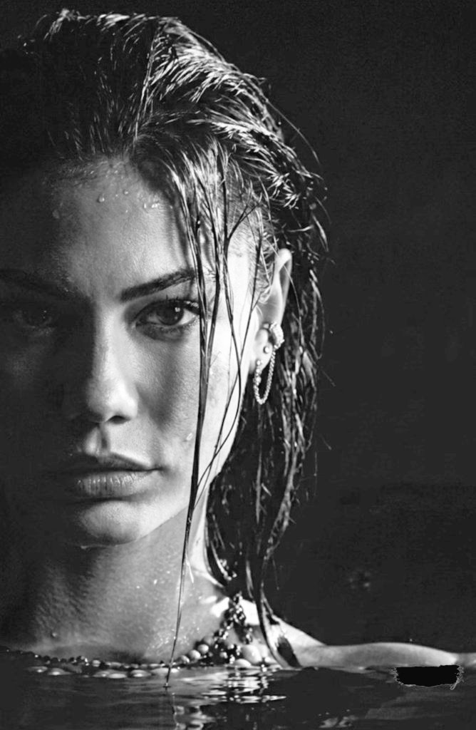 Cris_CA3's tweet photo. "Non sono diventata ciò che sono grazie a nessuno. Non c'è niente che una donna non possa fare se si impegna a fondo." 
Più che NisanAkyol era se stessa #DemetÖzdemir 😏
#EşrefRüya ⏳ https://t.co/HYCB9Lg57G