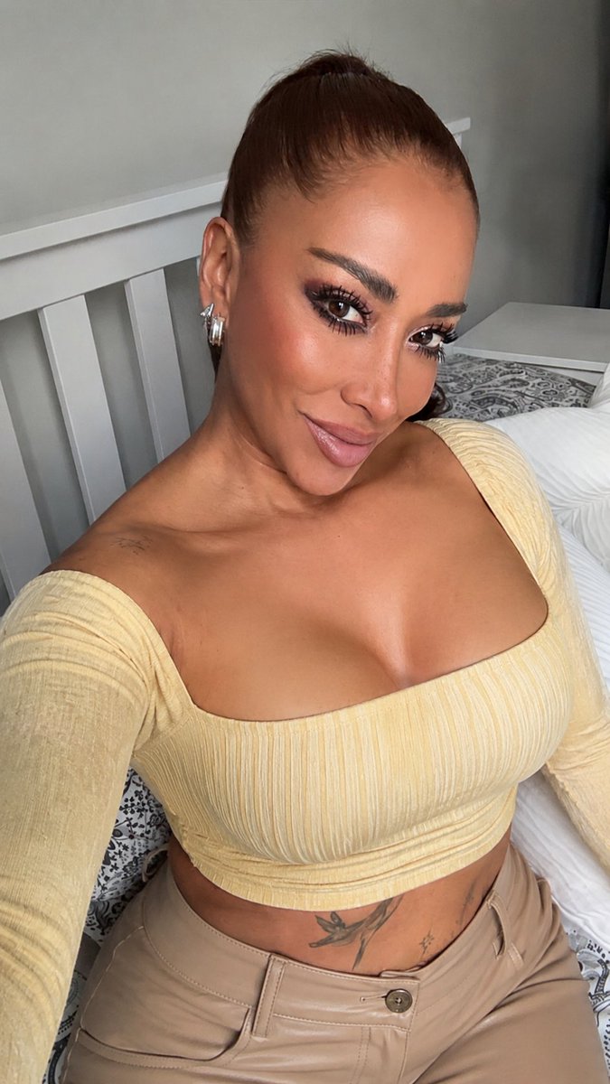 ZulmaLancheros's tweet photo. Yellow top, soft smile, and the kind of invitation that’s hard to refuse 😏
#YellowVibes #SoftGlam #CuteAndSexy #FeminineEnergy #PrettySmile #GoldenHourMood #ConfidentWoman #SexyStyle #BrownAesthetic #SoftSeduction #BeautyAndConfidence #Curves #ElegantVibes #InvitationOnly https://t.co/cZGVQJsUxl