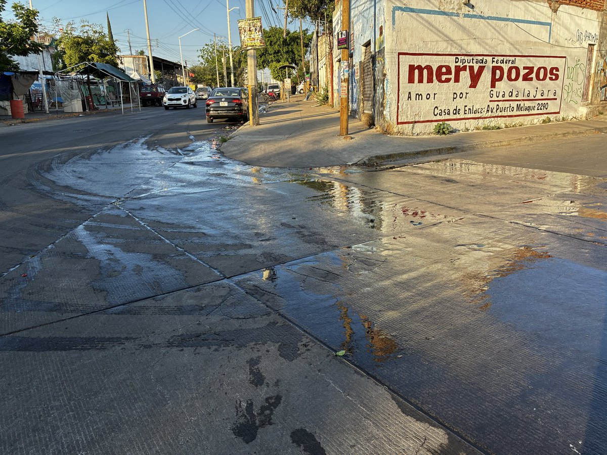 jgpq20's tweet photo. SIAPA fuga de agua Belisario Domínguez y calle Antonio Plaza @siapajal https://t.co/CmuP1m5Kyx
