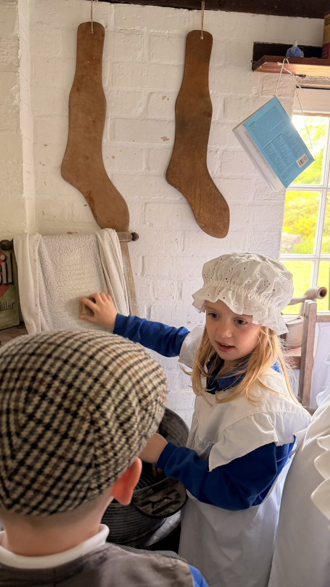 DeltaCraven's tweet photo. Year 2 are getting stuck right in at the Hornsea Museum #victorianera https://t.co/NDmAcVE71y