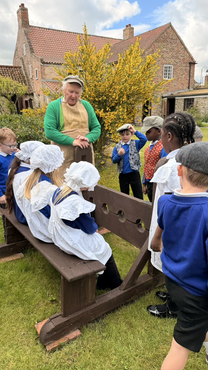 DeltaCraven's tweet photo. Year 2 are getting stuck right in at the Hornsea Museum #victorianera https://t.co/NDmAcVE71y
