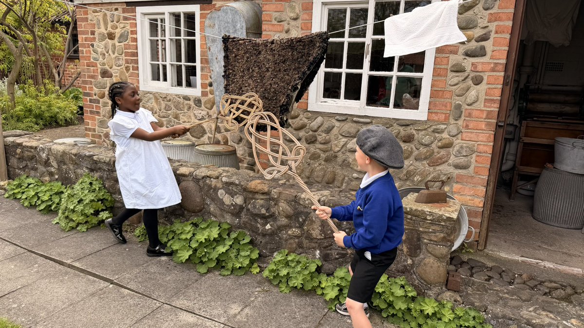 DeltaCraven's tweet photo. Year 2 are getting stuck right in at the Hornsea Museum #victorianera https://t.co/NDmAcVE71y