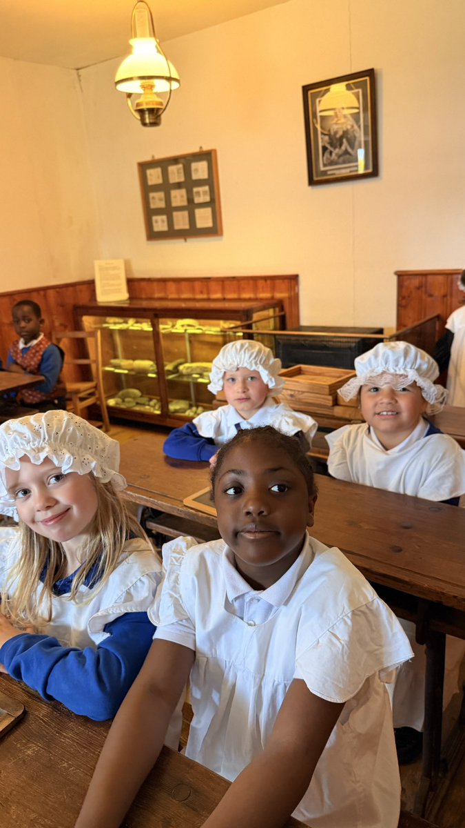 DeltaCraven's tweet photo. Year 2 are getting stuck right in at the Hornsea Museum #victorianera https://t.co/NDmAcVE71y