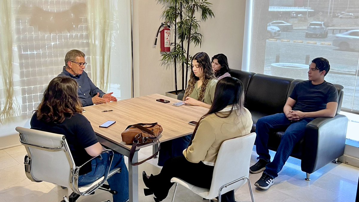 BarrazaAlmazan's tweet photo. Recibimos a estudiantes de segundo semestre de Derecho de la Universidad de Sonora, se contestaron una serie de preguntas que formaban parte de un trabajo para conocer las diferentes actividades del Congreso del Estado.📚🤝

.
.
.

#UNISON #congreso #hermosillo #NorbertoBarraza #bienestar