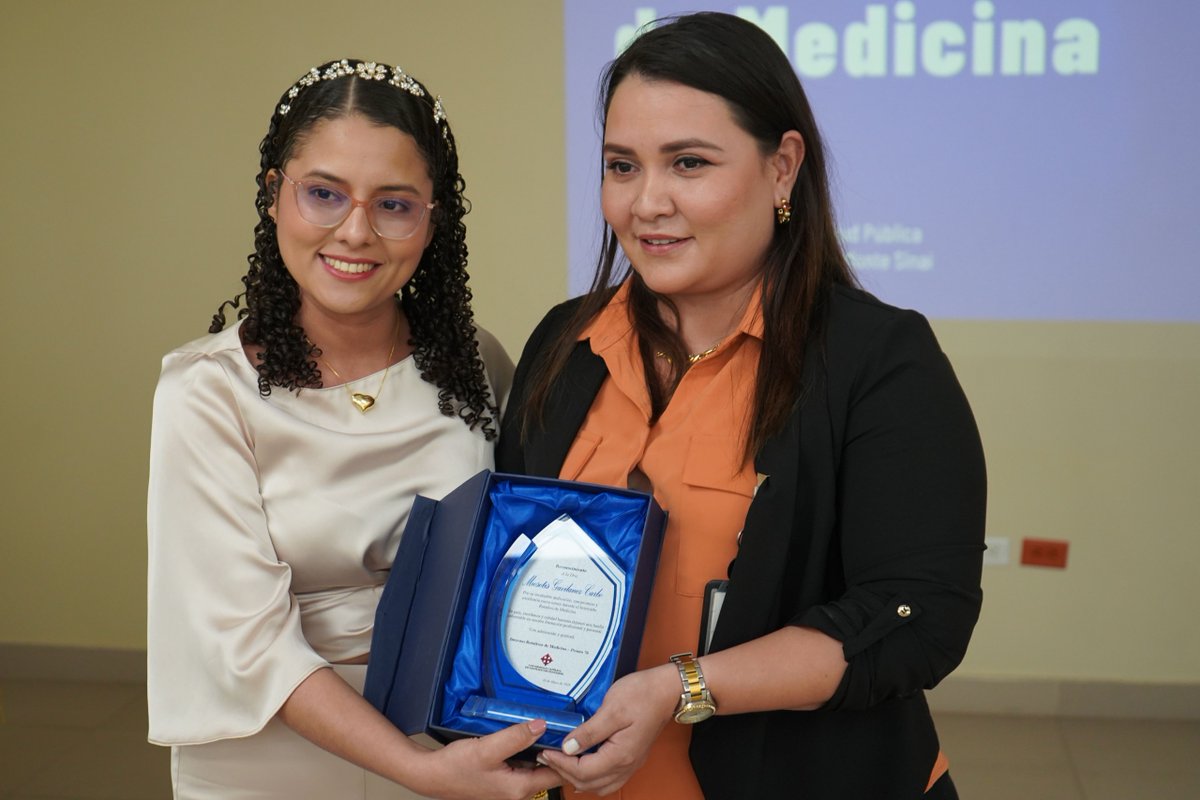HGMonteSinai's tweet photo. #ElNuevoEcuador | Realizamos ceremonia de imposición de mandil 🥼 , donde 27 estudiantes de medicina de la @ucatolicagye finalizaron su periodo de internado.
Con la toma del juramento hipocrático y la entrega de certificados y reconocimientos inician su carrera profesional. https://t.co/gHs6b29hdZ