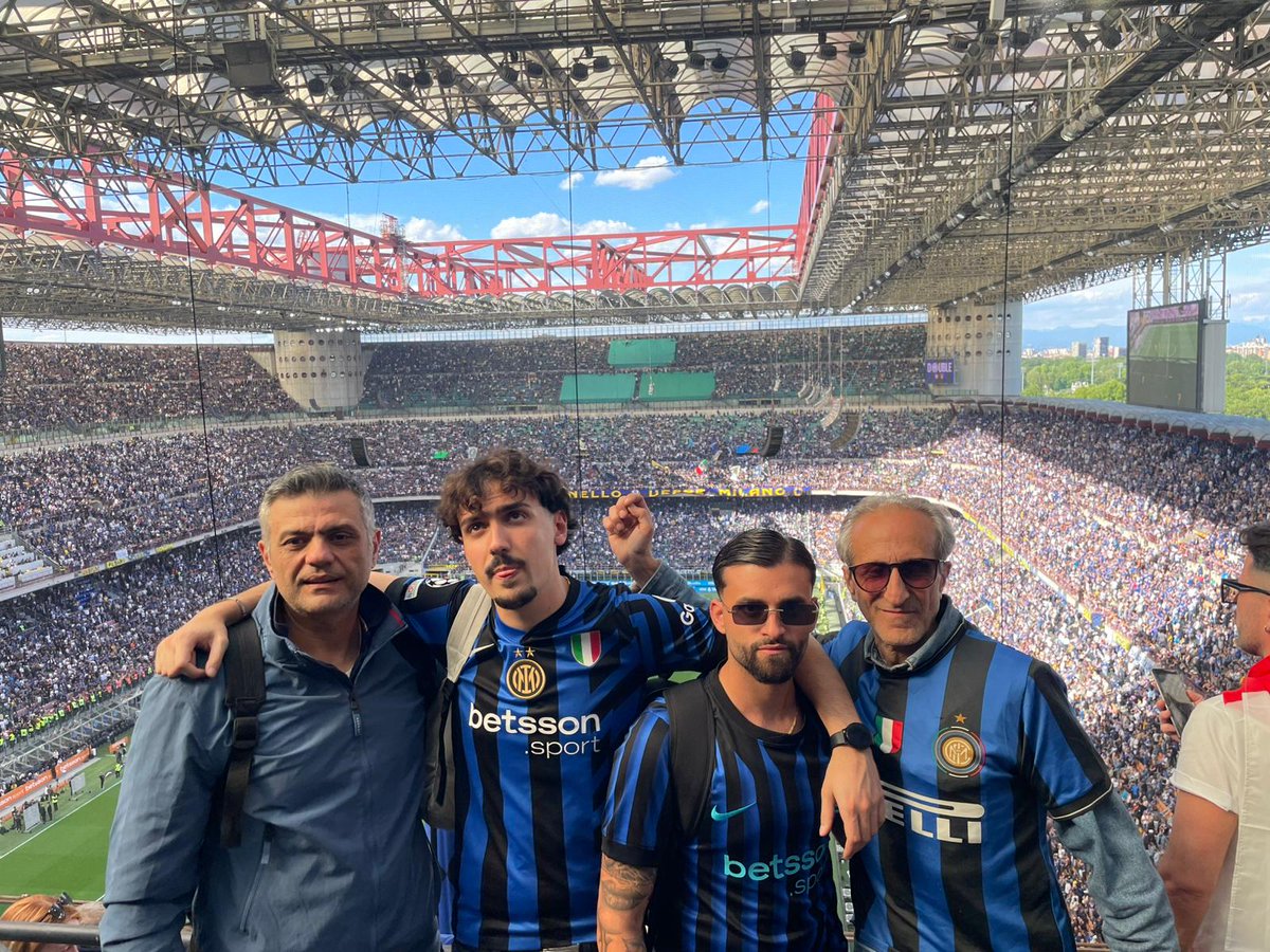 edos66's tweet photo. 🏆🖤💙🇮🇹⚫🔵❤️ #amala #scudetto #scudetto21 #fcinter #interverona #festascudetto https://t.co/ztBRwsvYiM