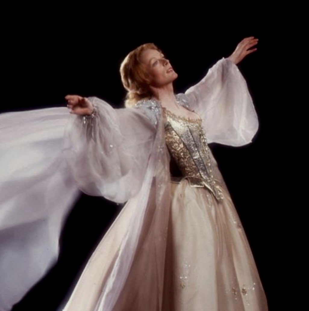 postcokeaverage's tweet photo. maggie smith as titania in a midsummer night’s dream (1977) https://t.co/78qY3yaq2g