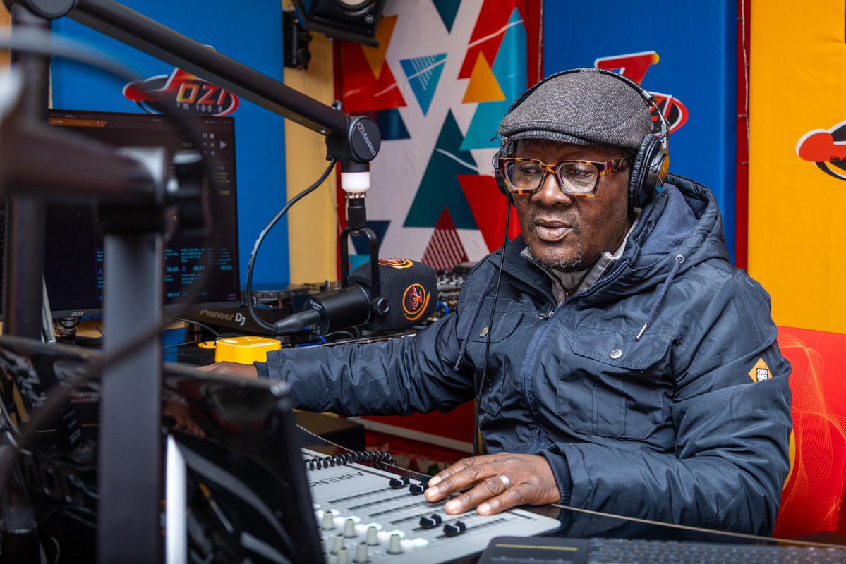 EFFGautengProv's tweet photo. 🚨In Pictures🚨

Commissar @DungaLeko in conversation with Collen Hans of @jozifm, reflecting on the State Of Gauteng Finances and the program of action in government.

#EFFinGovernment https://t.co/ssxQovZuVQ