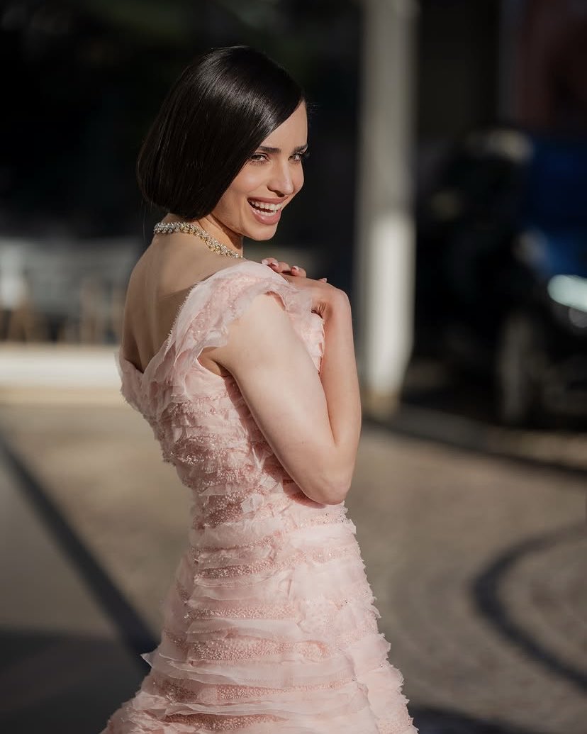 Naomi_loves_Sof's tweet photo. New pictures of @SofiaCarson at Cannes 🤍✨

She’s so unreal!!! 🫶🏻 https://t.co/XLQhjtXj77