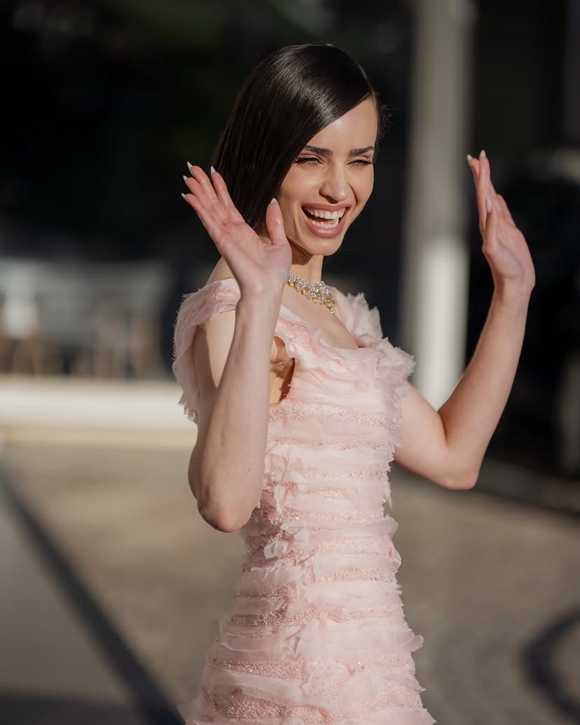 Naomi_loves_Sof's tweet photo. New pictures of @SofiaCarson at Cannes 🤍✨

She’s so unreal!!! 🫶🏻 https://t.co/XLQhjtXj77