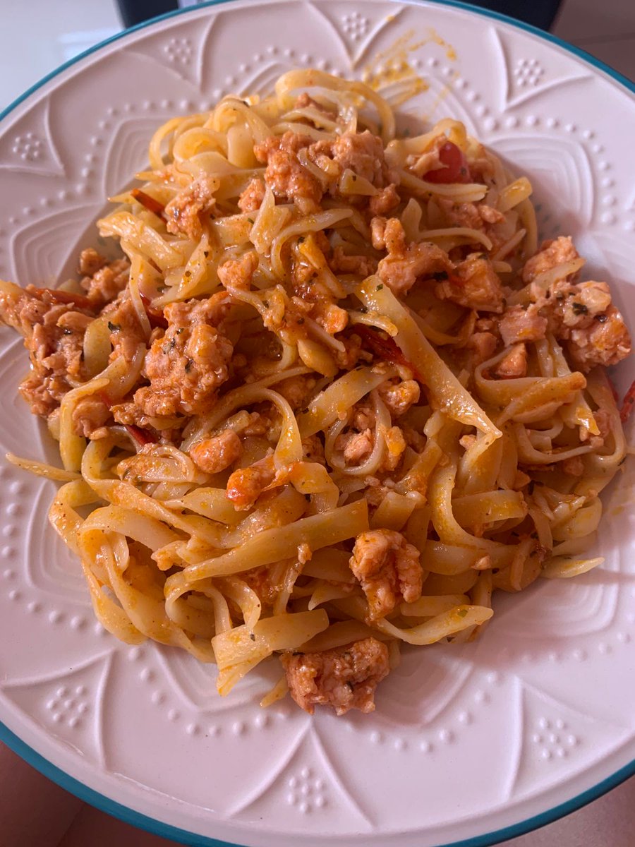 jayysseekaahh's tweet photo. Meu momento chegou mamas! minha carbonara (ou tentativa né? Kkk) e massa parpadelle com linguiça. 
#DragBoxNaCozinha
@canaldragbox @diaestudio https://t.co/aCjo5IHlUj