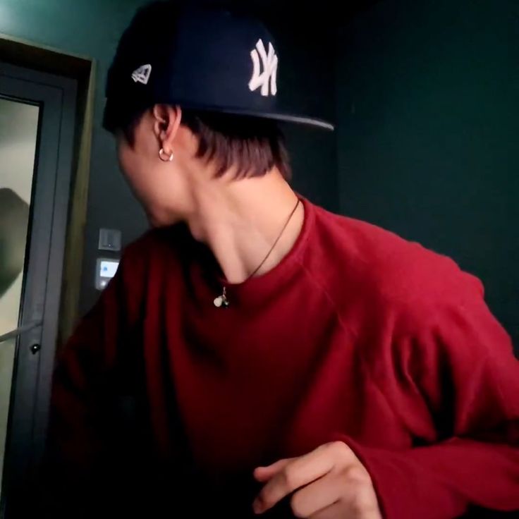 jujuseyaur's tweet photo. i want to start a conversation, lunés 😊

snapback euijoo. i'll start. https://t.co/HaNrP1oW8D