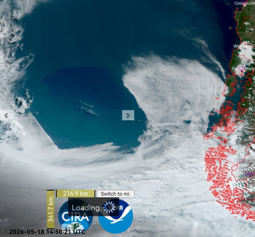 davidurra7's tweet photo. A diario se analizan imágenes satelitales en geocolor y, cada cierto tiempo, aparecen formas nubosas de cientos de kilómetros que llaman mucho la atención, como hoy.  Frente al sur de Chile 

Por más de 24 horas se ha mantenido este patrón, con contornos muy definidos en línea recta que forman una especie de figura geométrica.

Lo más llamativo es que el anticiclón hace que todo el conjunto se desplace y gire lentamente, mientras la forma general se ha conservado casi en su totalidad.
---
En resumen, dentro del anticiclón existe esta zona de nubosidad baja de estratocúmulos y cielo despejado. Físicamente, podría tratarse de un patrón coherente: un ambiente muy estable lo favorece, hay poca mezcla turbulenta y la subsidencia ayuda a conservar el patrón durante varias horas.
