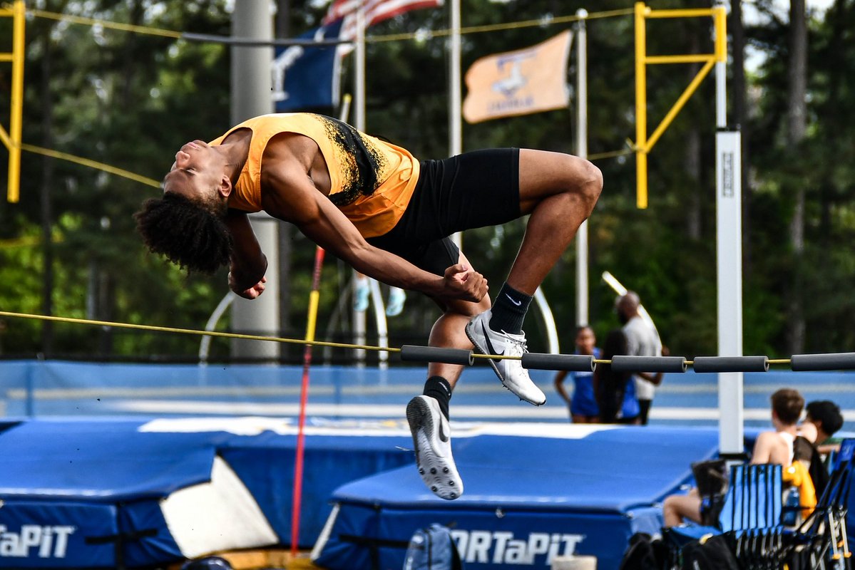 GoFlashWin's tweet photo. 🐺🐝🐊🏁 What a fun day in the sun with the Foxes, Yellow Jackets and Gators! More photos of Dutch Fork, Irmo and River Bluff Track and Field at the Region 4 Meet are now on https://t.co/EYyNVKFBwN. Repost and Follow. https://t.co/j38lnJ0kU9