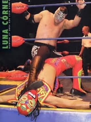 sangreazteca4's tweet photo. Esta es sin duda una imagen muy famosa! 😉 Estaba batallando contra el psicodélico jr en la Arena México! 🙌🏼 #SangreAzteca #PoderMexica #LuchaLibre https://t.co/l0nM12UGO0