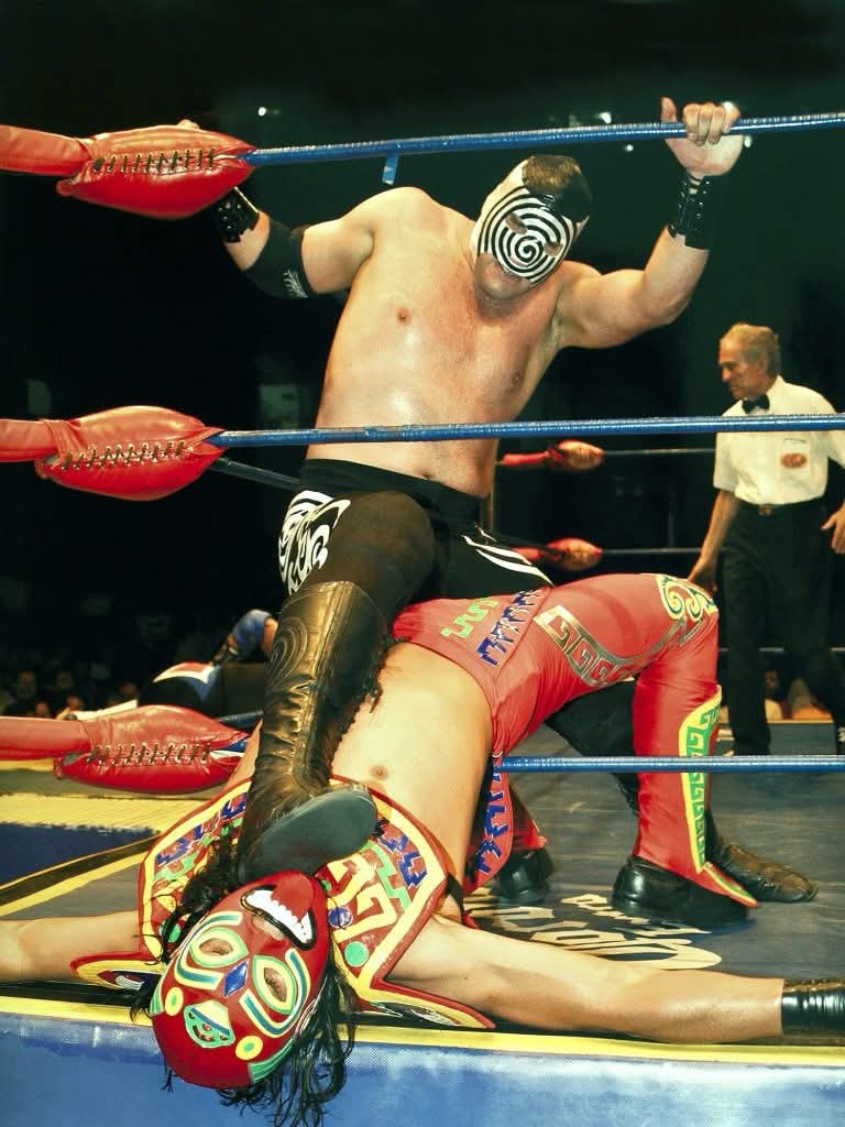 sangreazteca4's tweet photo. Esta es sin duda una imagen muy famosa! 😉 Estaba batallando contra el psicodélico jr en la Arena México! 🙌🏼 #SangreAzteca #PoderMexica #LuchaLibre https://t.co/l0nM12UGO0