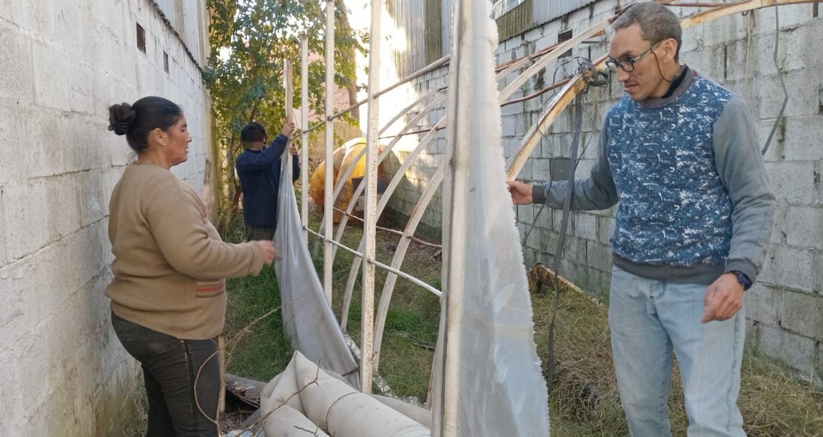 DiatMoreno's tweet photo. 🌱 Hoy comenzamos con mucha alegría el Taller de Huerta en el Centro Comunitario 6 de Enero que  nace con el objetivo de compartir y fortalecer el trabajo comunitario a través del cuidado de la tierra y la producción de alimentos.
@MorenoMunicip
@Sedronar https://t.co/s3p28ThLsU
