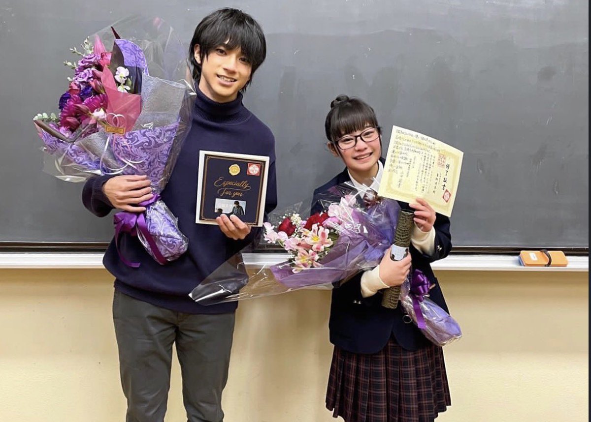 kiryusakura422's tweet photo. 歌う事が生き甲斐な私にとって、これ以上の褒め言葉はありません！
心からの感謝申し上げます。

先生、未来を想像するのが苦手な私ですが、夢が出来ました。
いつか大きなステージに立って自分の歌を歌うこと。
そしてその時には必ず、特等席で先生に聴いてもらうことです！

懐かしの📸
#山田裕貴ANN https://t.co/ulgObdphzX