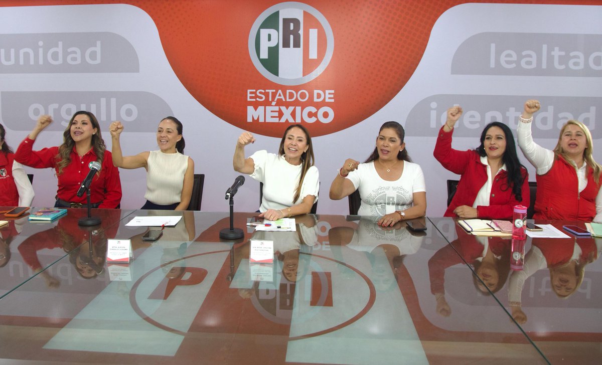 CristinaRuiz_S's tweet photo. Hoy tuve el gusto de reunirme con el @ONMPRIEdo_Mex, mujeres de partido, trabajadoras y comprometidas, que todos los días defienden nuestras causas con convicción.

Gracias por su trabajo, por su unidad y por seguir siendo una fuerza que abre camino y lucha por más oportunidades para las mexiquenses. Juntas, vamos a seguir fortaleciendo la participación política de las mujeres, porque nuestro liderazgo es fundamental para el presente y el futuro del Estado de México y de nuestro país.🇲🇽💯💟

#PRIEDOMÉX #ONMPRI #PRIDeTerritorio