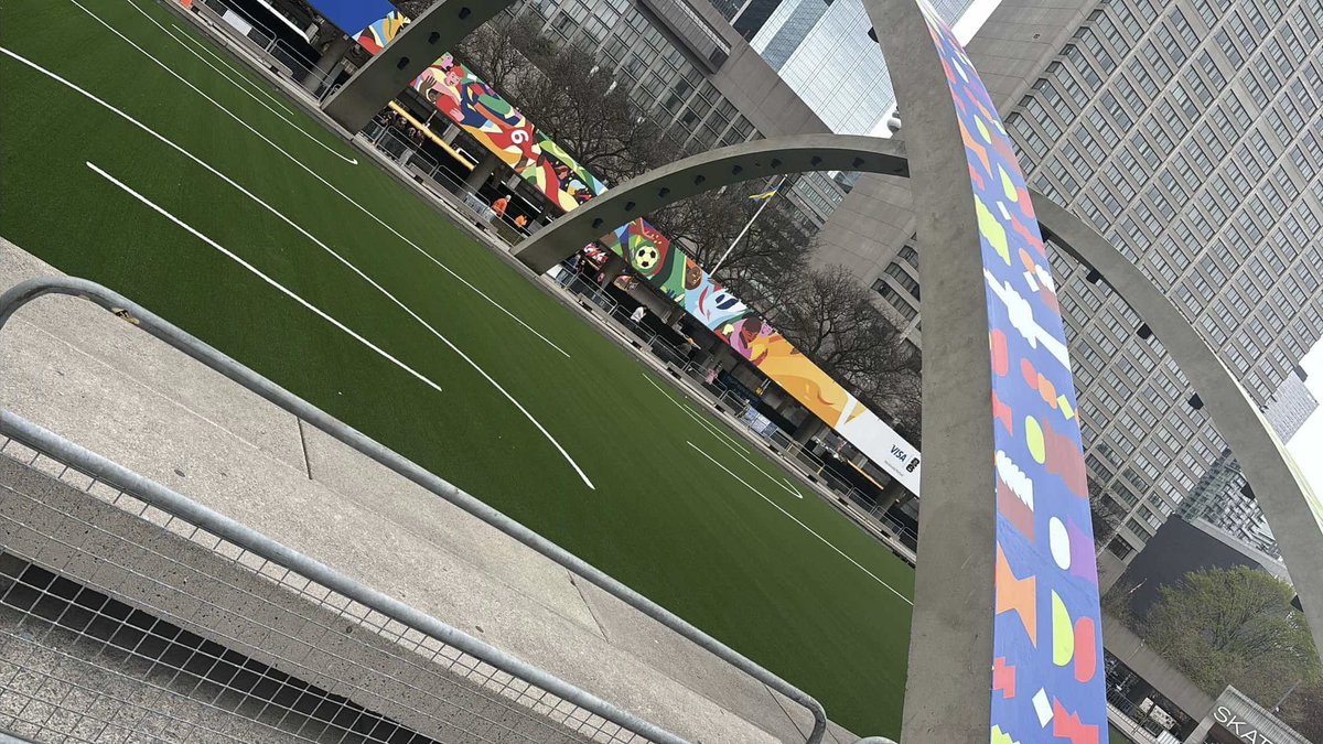DayyMariah's tweet photo. As someone who works close by, and likes sitting there on my lunch. I’m sad they filled up the fountain to put the fake soccer field. https://t.co/XfxtDiQn5J
