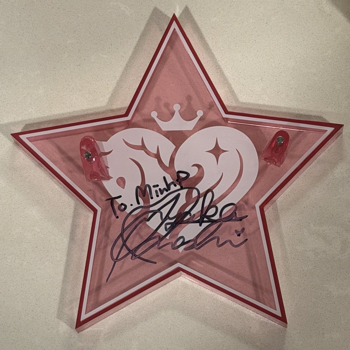 MinhP765's tweet photo. For Ayaka Ohashi’s autograph session, I brought a sus object. I was worried they wouldn’t let me.

Her reaction was “AAAH HOT LIMIT NATSUKASHII”

Her manager and her handler were 🤨

Hasshi’s HOT LIMIT performance at CG 7th Glowing Rock is one of my favorite memories of her. https://t.co/JFFE9r6aHV