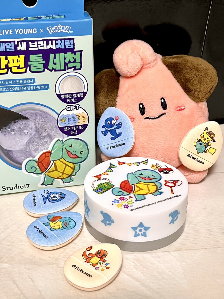 mppp810's tweet photo. メイクブラシ洗うやつ！使ってみたけどめっちゃ良かった！！
このゼニガメにっこにこで可愛い！！ケースにウパーとスターミーいるのも可愛い！！！パフのニョロモ扇風機可愛い〜！！ https://t.co/5kUKKqGerl