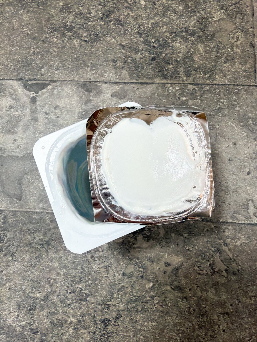 popoko_t's tweet photo. 『ラッキ〜！ハート！！やっぱ7歳になったらこんなすごいの出せるようになるんかぁ〜』と自分の能力(?)に驚嘆する息子が今朝食べてたヨーグルトのフタ https://t.co/WZS1Su06t2