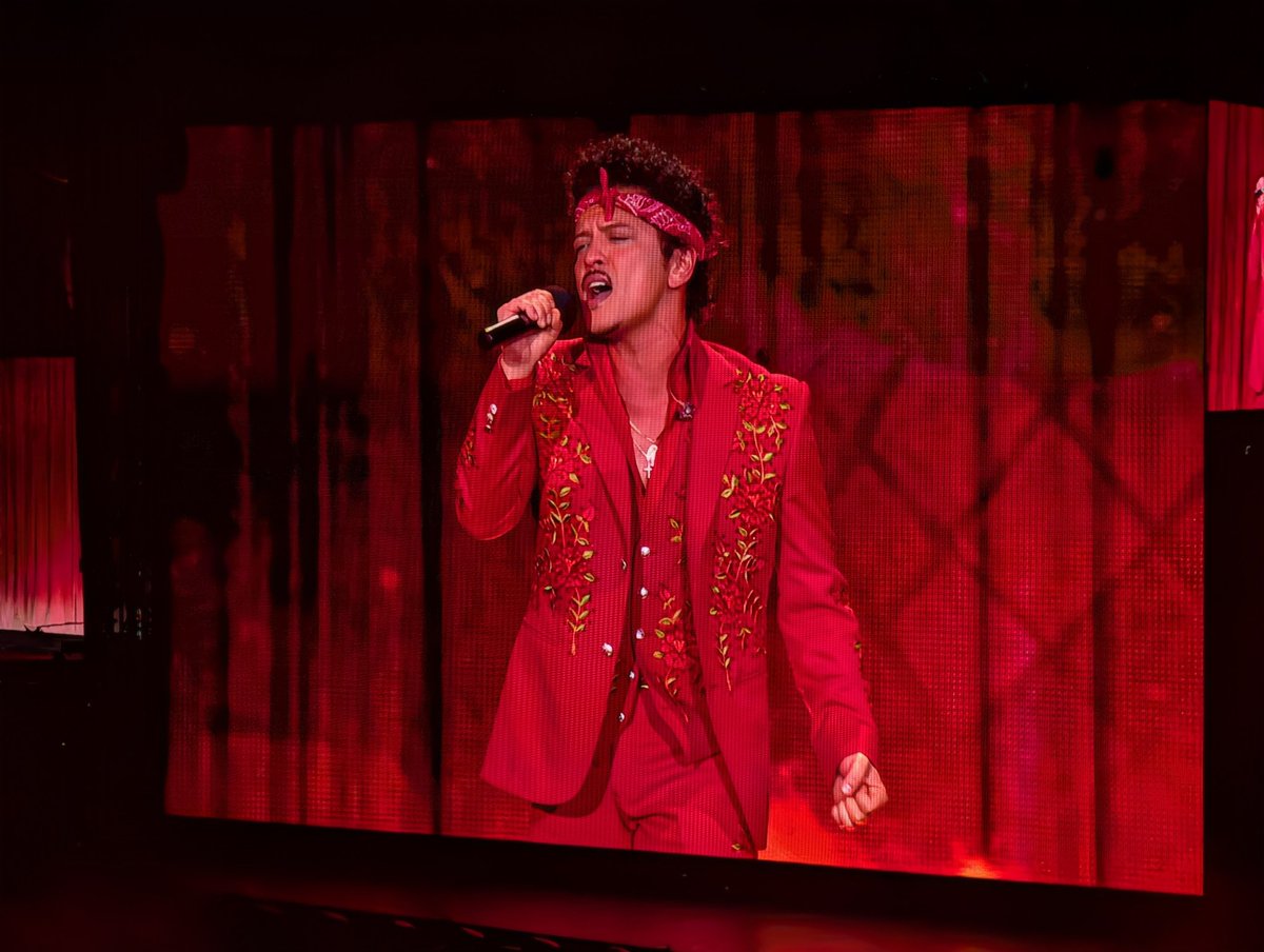 JohnAsksStuff's tweet photo. Parents night out @BrunoMars 
#shotongooglepixel @madebygoogle
#chicago
#brunomars https://t.co/3Glv0VQ7mV