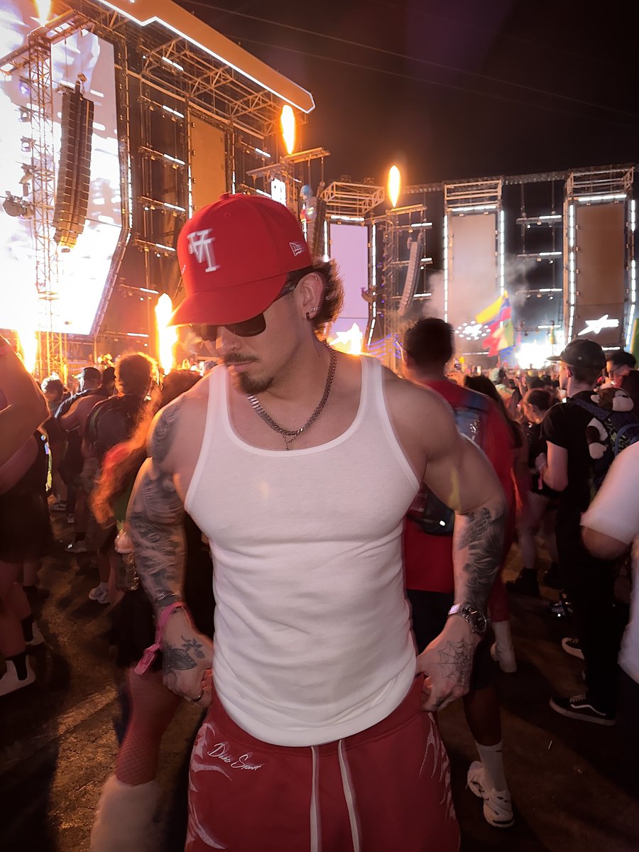 Andrew_Tapiaa's tweet photo. EDC DAY 2 ❤️‍🔥 https://t.co/ux08Y0WvfF