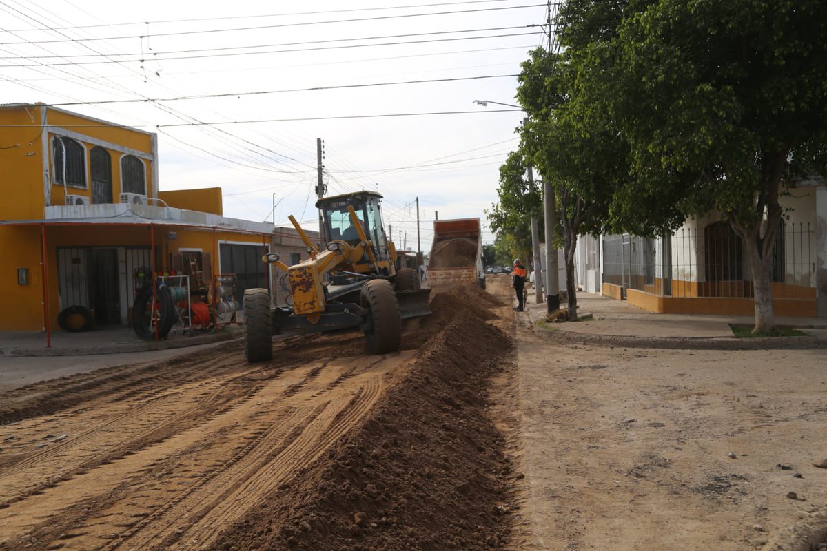 GobDeLaRioja's tweet photo. 🚧 En el barrio 20 de Mayo, junto a Rioja Vial, avanzamos con obras de bacheo y apertura de calles para mejorar la transitabilidad.

Hoy comenzaron las tareas de asfaltado en sectores estratégicos del barrio, priorizando zonas cercanas a escuelas y centros de salud. 💪🏽 https://t.co/KgG1dXGeeh