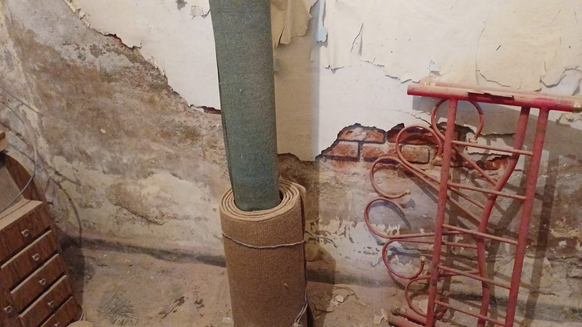 otropandulce's tweet photo. Desde hace años la @A_VCarranza n9 respondió a mi queja, vecinos, no cuentan con drenaje y tienen apilados desechos que recargan en mi pared, ahora cuento con daños en la estructura de mi casa y con plagas de animales por la falta de higiene. @ProsocCDMX  @VcCesac https://t.co/So9UU5vRVU
