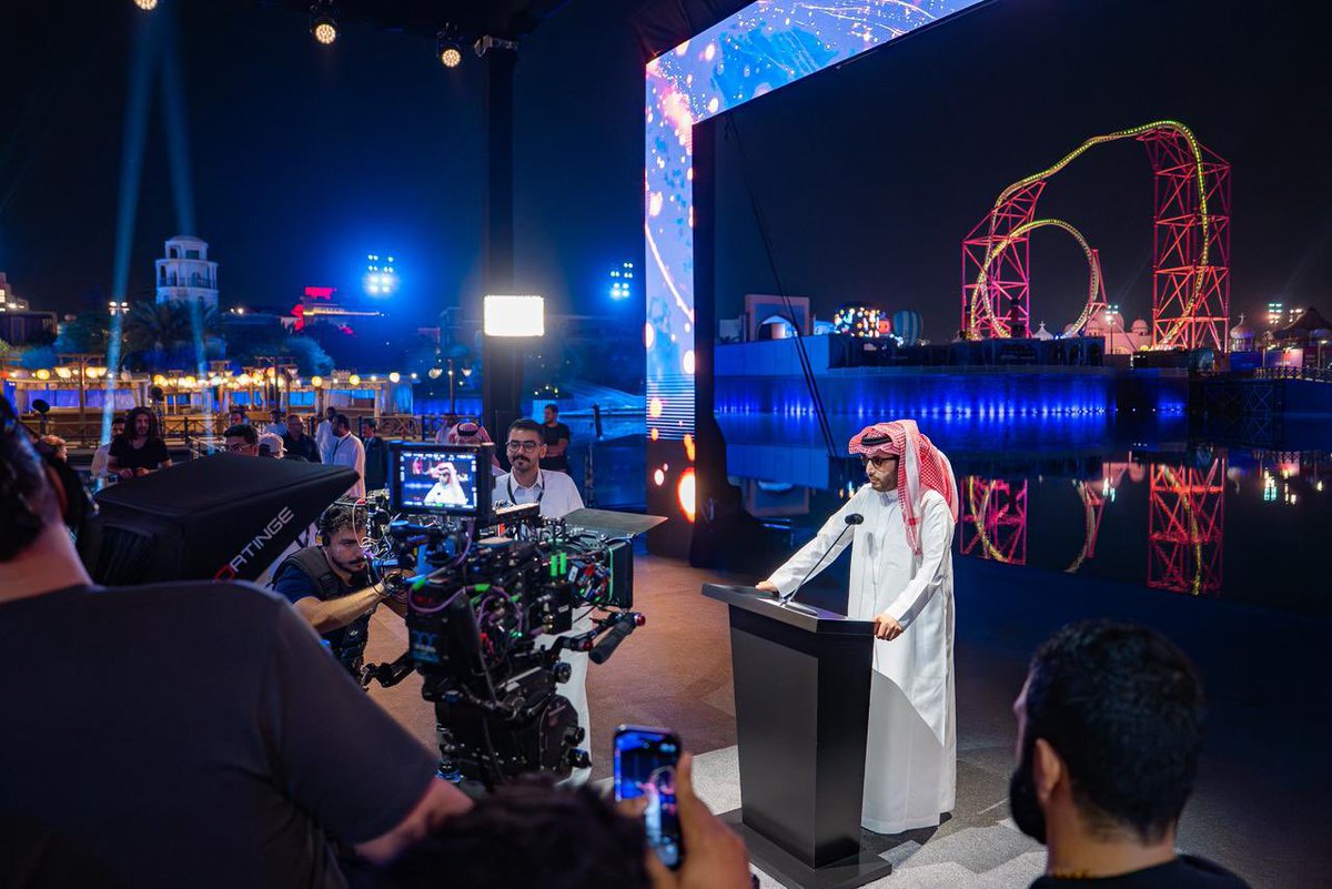 Turki_alalshikh's tweet photo. زيارتي لتجهيزات فيلم "البوليفارد" في بوليفارد وورلد وسيتي 🎥
من إخراج ابني محمد الملا وطاقم مميز من النجوم السعوديين في عمل قادم حصري ومميز ♥️🇸🇦 https://t.co/LffsmsZ9O9