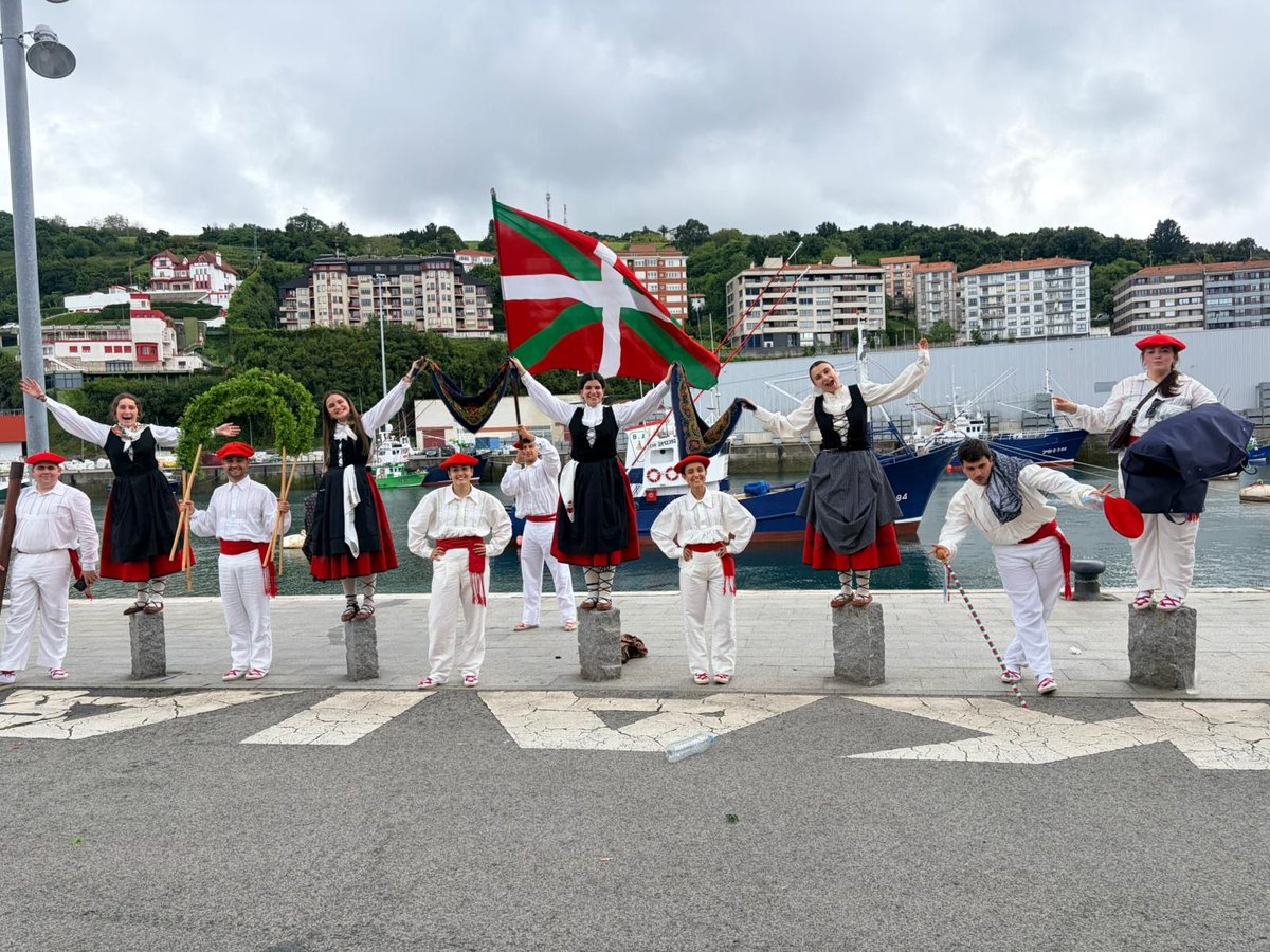 zugaitzaTaldea's tweet photo. Bizkaiko Dantzari Eguneko argazki batzuk.

GORA DANTZARIAK! 🙌🏼💜
#BizkaikoDantzariEguna #ZugaitzaDantzaTaldea #bermeo #BizkaikoDantzarienBiltzarra #ZugaitzaDantzariok #EuskalDantzak https://t.co/fcB8YhfxO5